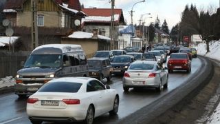 Trafic intens pe DN1, Ploiesti - Brasov; pe tronsoanele Predeal-Azuga-Busteni si Comarnic-Nistoresti se circula in coloana