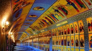 Tunelul celor 365 de sfinti din statiunea montana Straja a devenit o adevarata atractie turistica. I-a uluit pe turistii straini