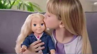 Papusa Cayla, acuzata de spionaj. Poate fi un adevarat pericol. Parintii sunt sfatuiti sa o distruga