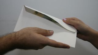 Doua profesoare de la Facultatea de Medicina din Oradea, arestate preventiv pentru mita, Acestea primeau spaga carne de iepure, parfumuri, bani, cafea, bijuterii