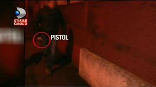 Politistul care l-a amenintat pe reporterul Kanal D cu un pistol a fost avansat in functie. Cum explica Inspectoratul aceasta decizie