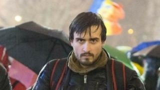 A devenit imaginea protestatarilor din Piata Victoriei. Un medic venit sa protesteze dupa o garda de 24 de ore