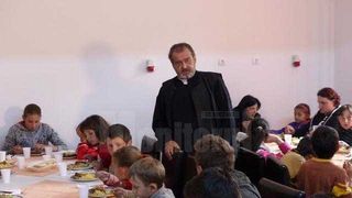 Cei 120 de copii ai Parintelui Negrea au nevoie de ajutor! Dupa moartea preotului, un tanar care a crescut in centrul de plasamanet, a declansat o campanie umanitara