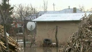 Stirile Kanal D, ora 12.00: Inundatiile au facut prapad intr-o comuna din Vrancea. Oamenii au dormit cu apa in case!