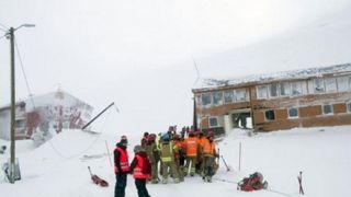 O avalansa a lovit in aceasta dimineata o zona rezidentiala din Arhipeleagul Svalbard. Cel putin doua cladiri au fost afectate, iar pana acum n-au fost semnalate victime