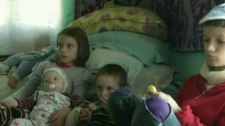 Drama pe care o traieste zilnic o familie din Dolj. Cei patru micuti si mama lor dorm cu sicriul matusii lor intr-o casa parasita - E tulburatoare povestea lor