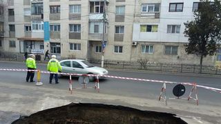 O bucata de asfalt s-a surpat intr-o parcare din Ramnicu Sarat si a inghitit o masina