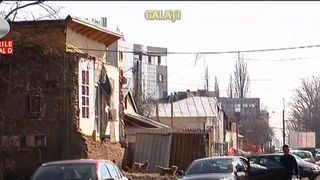 Modernizarea strazii le-a distrus casele. Zeci de proprietari din Galati au casele crapate dupa ce Primaria a inceput lucrarile stradale
