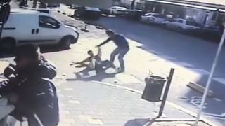 Angajat al unui magazin din Constanta, injunghiat de un client nervos ca nu i-a inlocuit un produs