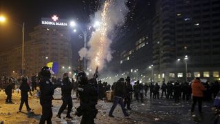 Descinderi in casele persoanelor care au provocat haos din Piata Victoriei in 1 februarie - Perchezitiile au scos la iveala zeci de materiale pirothnice in casele inculpatilor