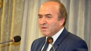 Unde o tine atatia bani? Tudorel Toader, noul Ministru al Justitiei, a castigat o jumatatate de milion pe an, insa nu are nici un cont bancar! Magistratul e unul dintre bugetarii "de lux" ai Romaniei