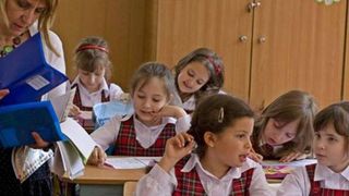 Inovatie in Romania. Elevii vor primi manualele pe stick