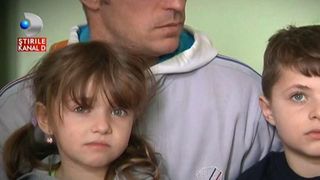 O familie cu sase copii, greu incercata de soarta. Casa le-a ars in intregime: "N-am reusit sa salvam nimic". Un preot catolic le-a sarit in ajutor