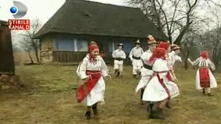 Traditii de Dragobete in Maramures. De ce se spala tinerele fete cu zapada pe fata