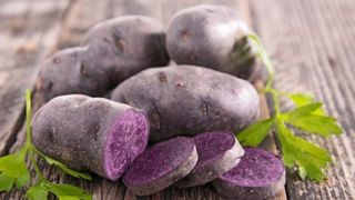 Asta e cea mai profitabila cultura agricola din Romania! Cartoful mov, leguma cu care ai putea sa dai lovitura. Iata cu cat se vinde un kilogram