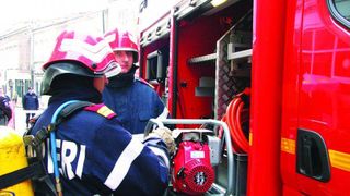 Un autocar in care se aflau 17 pasageri a luat foc intre Resita si Caransebes. Oamenii au iesit din masina cand au simtit miros de fum