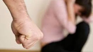 O tanara de 27 de ani, batuta cu bestialitate de un interlop in fata unui club din Vaslui