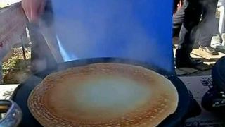 Festivalul Clatitelor a devenit o adevarata traditie in Prejmer. Gospodinele au pregatit astazi mii de clatite pentru a-i satisface chiar si pe cei mai mofturosi brasoveni