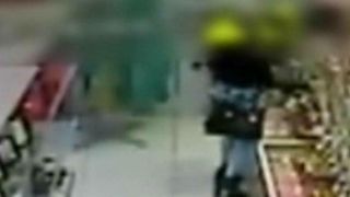 S-a facut de rusine in fata intregii tari, pentru o pereche de cercei! Iata ce a patit o tanara. Totul a fost surprins de camerele de supraveghere