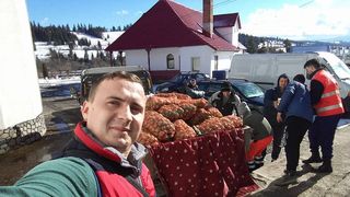 Un tanar din Suceava le-a dus ajutoare celor 120 de orfani ai parintelui Negrea! Dupa moartea preotului, copiii au nevoie de ajutor!