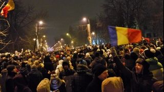 Peste 3.000 de oameni au protestat in Piata Victoriei si scandeaza "Uniti salvam toata Romania" si  "Zi de zi aici vom fi"