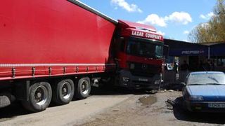 O persoana ranita dupa ce un TIR incarcat cu carton si un autoturism s-au ciocnit pe DN 1A, traficul fiind blocat