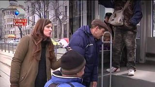 Imaginile nesimtirii si a nepasarii in Timisoara! Un om cu handicap este tratat inuman de vatmanii care ar trebui sa il ajute sa urce in tramvai