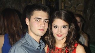 El este iubitul Teodorei, fata care a trait 20 de ani cu embrionul fratelui in pantec. Baiatul e devastat, dupa moartei tinerei. Mesajul pe care l-a lasat tanara cu un an inainte sa moara