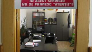 Cadourile scumpe pentru profesori de 1 si 8 Martie, interzise intr-un liceu. Mesajul directorului: "Oferiti-ne seriozitate, nu lantisoare"