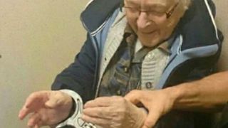 O batrana de 99 de ani a fost arestata chiar de ziua ei. Nepoata ei este cea care a dat-o pe mana politistilor - Motivul este unul uluitor