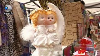 Martisoarele de anul acesta sunt practice: sosete impletite, cani sau vaze cu snur impletit alb si rosu