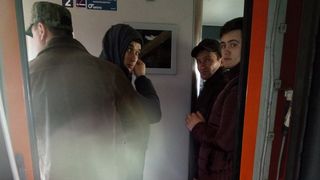 Calatorii revoltati pe gratuitatile studentilor: Platim sute de lei pe bilete si ne tin in picioare, ca pe animale. Ei au telefoane de ultima generatie si merg si gratis