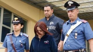 Batran de 80 de ani, batut si drogat de ingrijitoarea romanca. Femeia i-a furat barbatului inclusiv verigheta