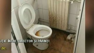 Directorul de la liceul unde a fost confirmat un caz de TBC i-a invitat pe parinti in toaletele institutiei. Ce au gasit acolo
