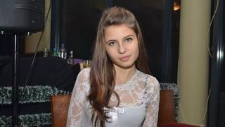 La mormantul acestei tinere frumoase, prietenii au dus martisoare si flori. Povestea mortii ei a cutremurat tot Iasul