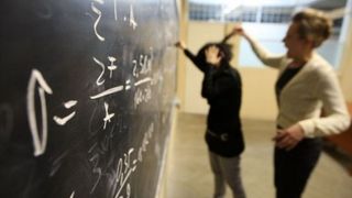 Sufera de afectiuni psihice, a batut o eleva, dar continua sa profeseze. Este cazul unei invatatoare de 38 de ani din Braila