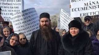 Preot, exclus din Biserica pentru ca nu-si pomenea seful in slujbe! Enoriasii din Alba Iulia au protestat in fata catedralei ortodoxe!