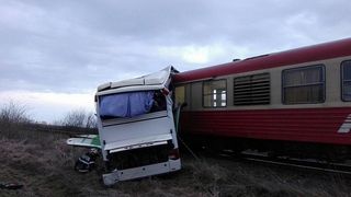 Un autocar in care se aflau sase persoane a fost lovit de un tren, in judetul Timis