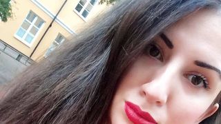 Tanara mamica, acuzata public de Mircea Badea, raspunde acuzatiilor: "Eu sunt Raluca, curva de pe net"!