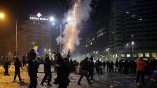Cinci persoane plasate initial sub control judiciar in dosarul protestelor din Piata Victoriei au fost arestate