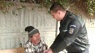 Un batran in baston s-a prabusit pe drum, iar 18 persoane au trecut pe langa el si nu au facut nimic. Cum s-a terminat totul