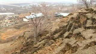 Parca ar fi blestemati localnicii din satul Izvoarele, judetul Galati. Dupa cutremure si inundatii, acum un deal a luat-o la vale