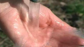 Locuitorii dintr-o comuna din Timis sustin ca apa care le curge la robinet e "sanatate curata". Oamenii din judet merg cu bidoanele la cismeaua din sat. Iata de ce