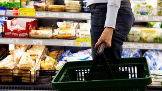 Mama si fiu, batuti crunt in fata unui supermarket din Gheorghieni. Cei doi ii blocasera unui barbat autoturismul de lux cu un carucior de cumparaturi