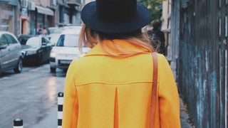 Mai multi bucuresteni, pacaliti de doua tinere! Cele doua au furat din locuintele lor folosind metoda "imprietenire"