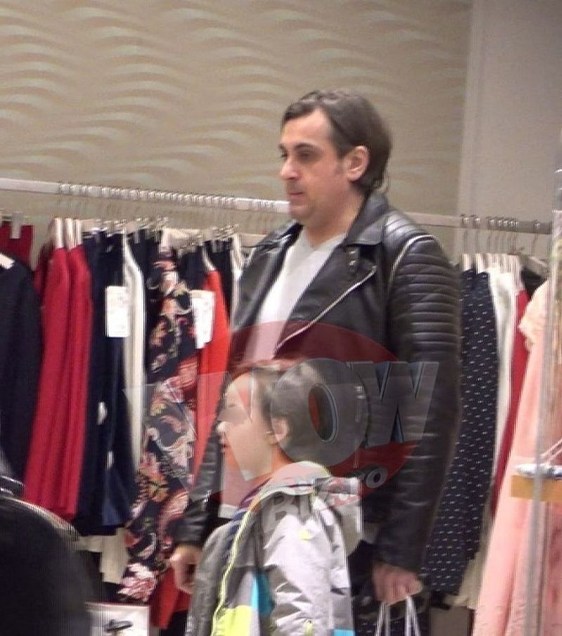 Petru Jr este crescu de tatal lui, Petru Mircea