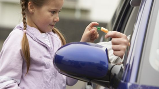 Un barbat din Vaslui retinut dupa ce ar fi incercat sa abuzeze o fata de opt ani, pe care a ademenit-o cu dulciuri