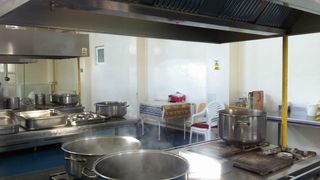 Mancare pentru botezuri si pomeni, pregatita la cantina unui spital din Romania