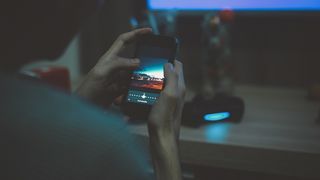 S-a dovedit stiintific ca telefonul mobil produce cancer. Explicatiile unui profesor doctor roman