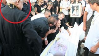 Proetul Ioan Baroianu (medalion) s-a rugat langa siciriul Madalinei